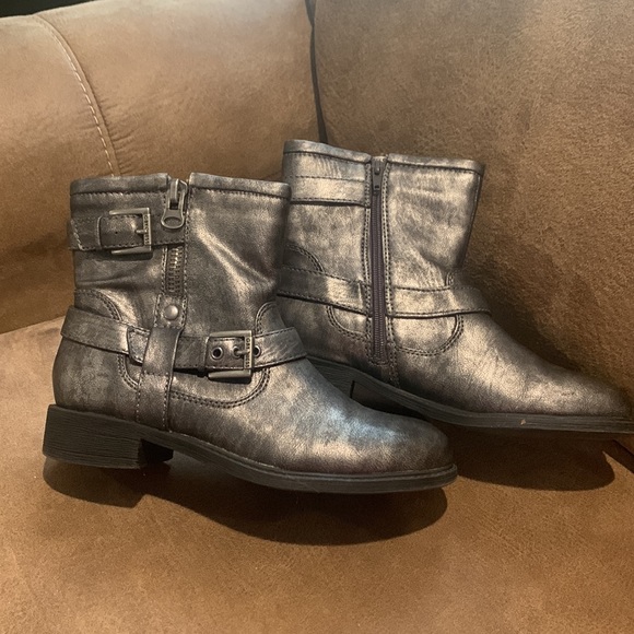 Ladies Guess Pewter Boots, EUC, Size 7 1/2 - Picture 3 of 8